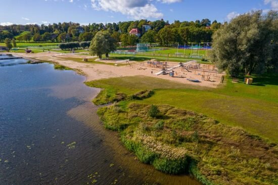 Droonifoto Viljandi järvelt rannaalale