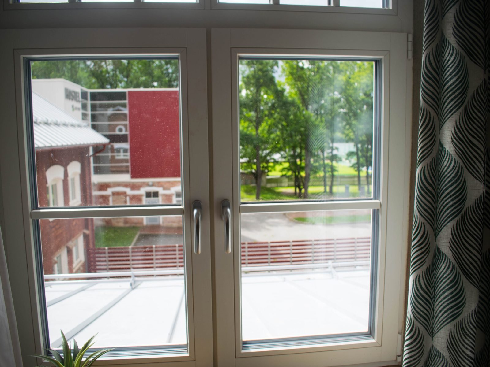 Vaade aknast välja kus paistab Viljandi hostel JustRest