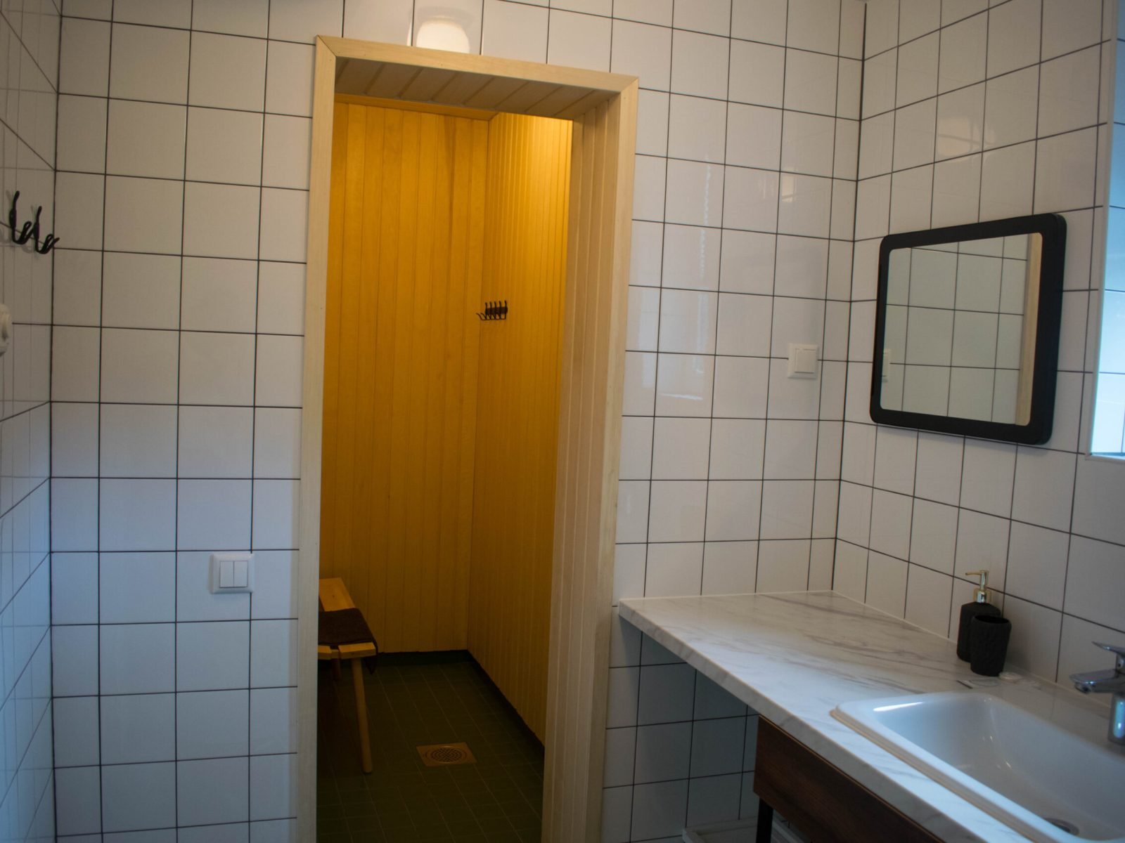 Vannituba kraanikausi ja peegliga