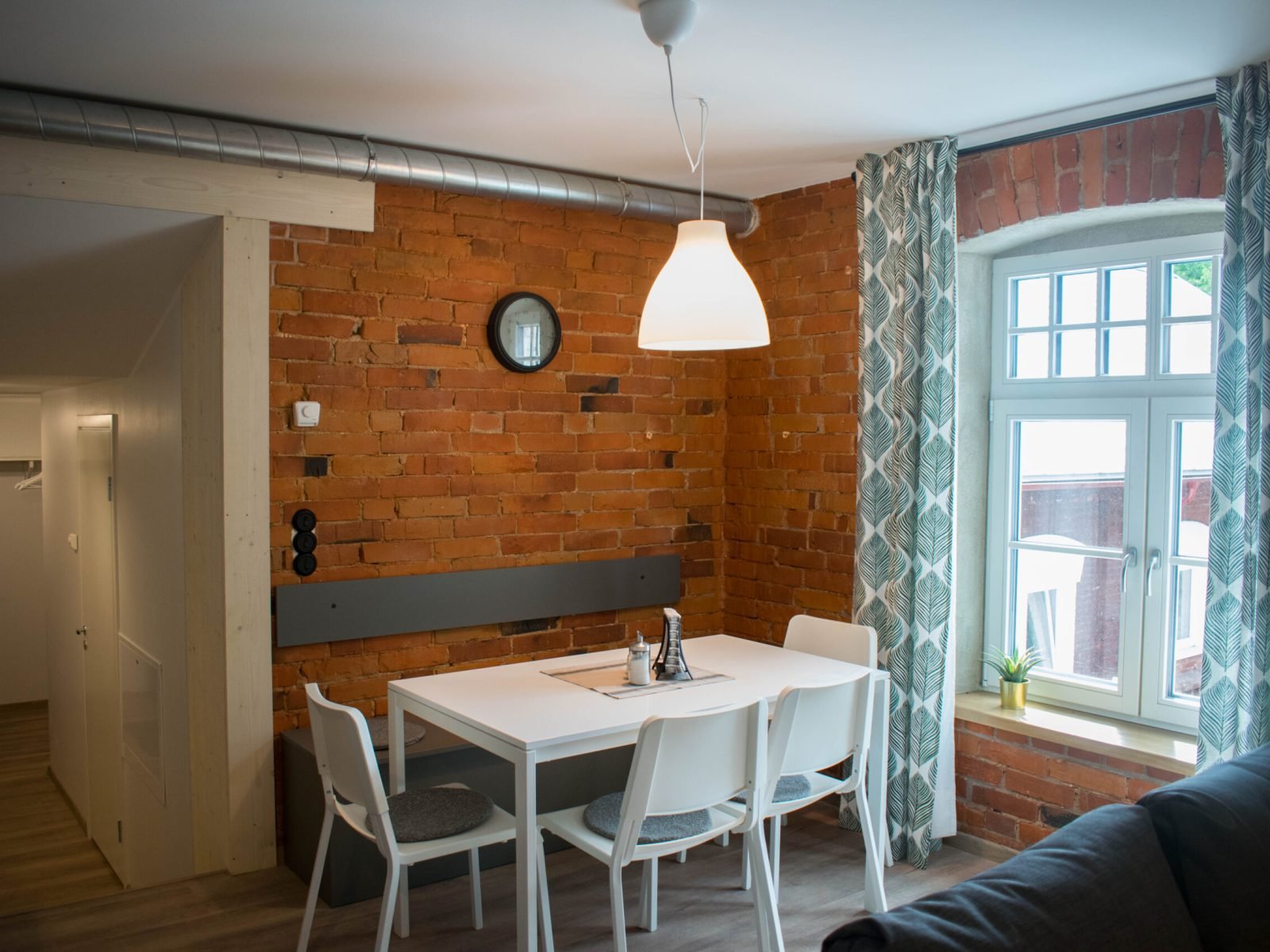 Pilt korteris olevast neljakohalisest söögilauast