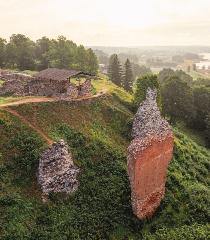 Suvine pilt viljandi lossi varemetest
