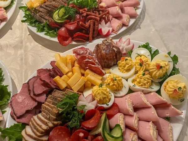 Kaks vaagnat, mis on täidetud erinevate delikatessiliha, juustu, kurnatud munade ja lisanditega. Igal vaagnal on valtsitud sinki, viilutatud rostbiifi, vorstid, kurnatud munad, juustupulgad ja garneeringud nagu salat, kurgiviilud ja redised.