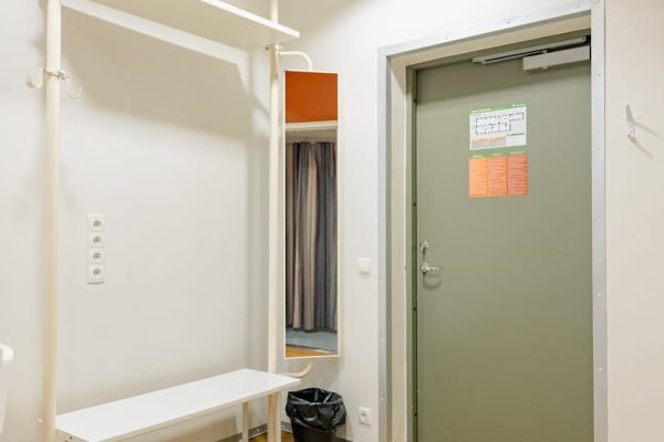 Esik koos riidenagi ja jalanõude restiga.