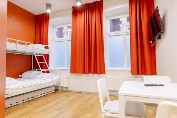 Vaade esikust akende poole, punased pimendavad kardinad eest tõmmatud.