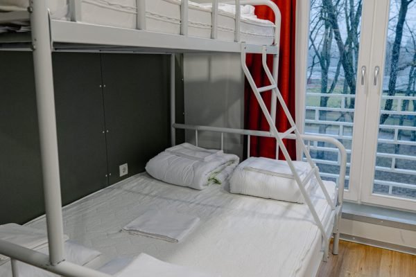 Pilt narivoodi alumisest korrusest, lai kahekinimese madrats