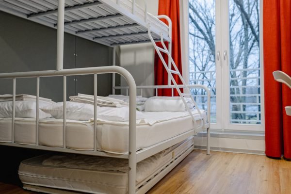 Narivoodi millel alumisel kahekohaline madrats, ülemine korrus üksikkoht. Nari all põrandal välja tõmmatav lisamadrats