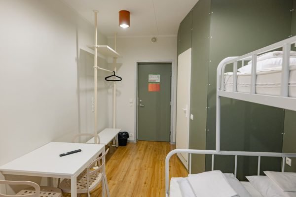 Vaade toast välisukse poole, millelt nähtub riidepuu ja jalatsiriiul, uks vannituppa