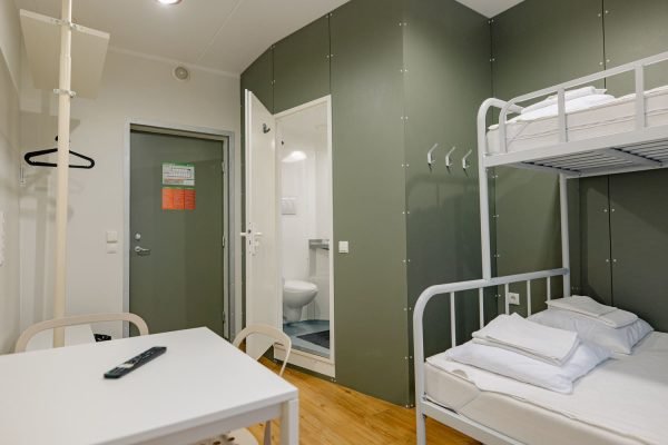 Pilt toast vannituppa, vannitoa uks avatud