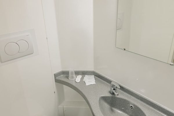 Vaade vannitoast seest kus on näha wc pott ja valamu, pealtvaates