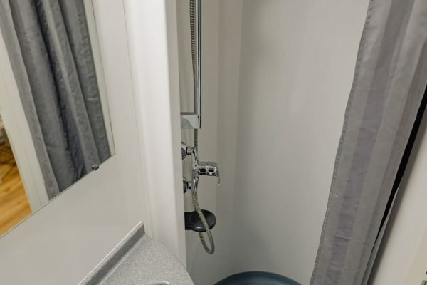 Vannitoa valamu ja dušinurk