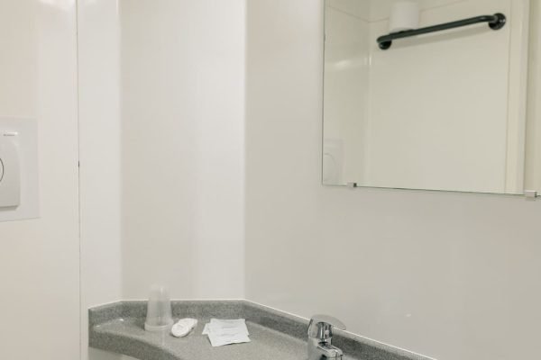 Vannitoa valamu ja peegel