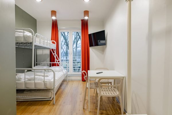 Pilt välisukse juurest vaatega tuppa