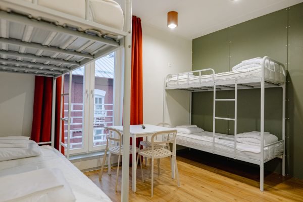 vaade elutoa kahele narivoodile. kaks kahekorruselist nari, üheinimese laiused, kokku 4 kohta. Kahe nari vahel laud toolidega