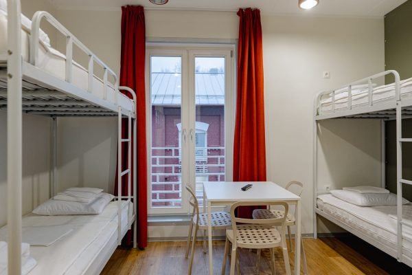 vaade elutoa kahele narivoodile. kaks kahekorruselist nari, üheinimese laiused, kokku 4 kohta. Kahe nari vahel laud toolidega