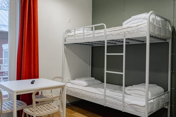 vaade elutoa kahele narivoodile. kaks kahekorruselist nari, üheinimese laiused, kokku 4 kohta. Kahe nari vahel laud toolidega