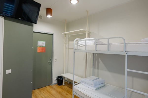 Vaade toast välisukse suunda, mille kõrval on riidepuu ja jalanõude riiul