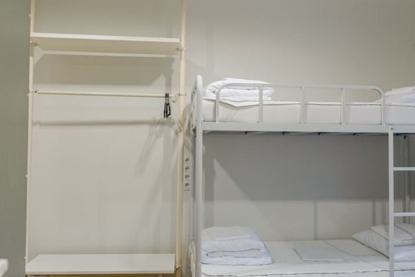 vaade riidepuule ja jalanõude riiulile, mille kõrval on narivoodi